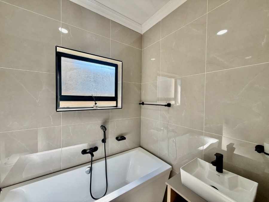 To Let 4 Bedroom Property for Rent in Melodie North West